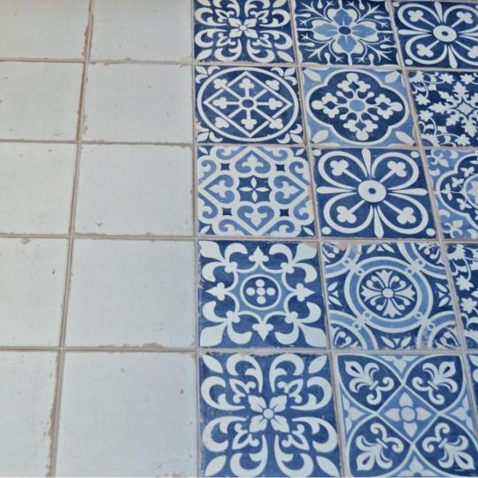 kek klasszikus konyhai csempe mintas viragos fali csempe vintage country regies portugal kismeretu rusztikus mediterran burkolat paraszthaz felujitas protugale.jpg